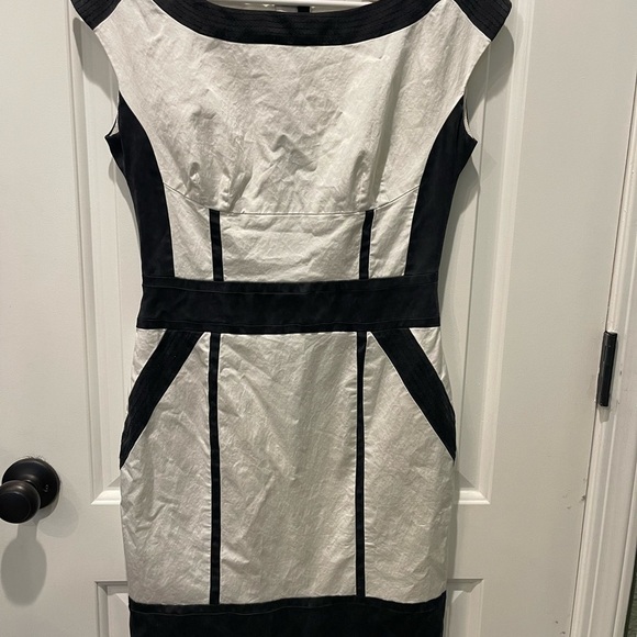 Karen Millen Dresses & Skirts - Karen Millen Elegant Black and White Women's Dress size 6

0016